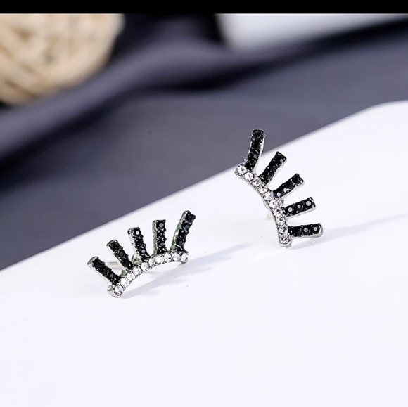 👁️NEW CHIC CRYSTAL💎👁️"LINER&LASHES"STUD EARRING - Picture 2 of 8